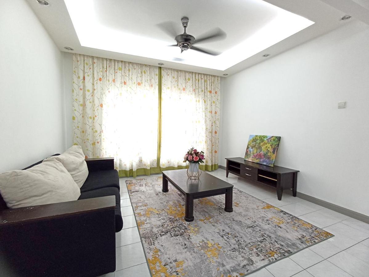 Tropika Homestay Bangi With 3 Bedrooms Kajang Bagian luar foto