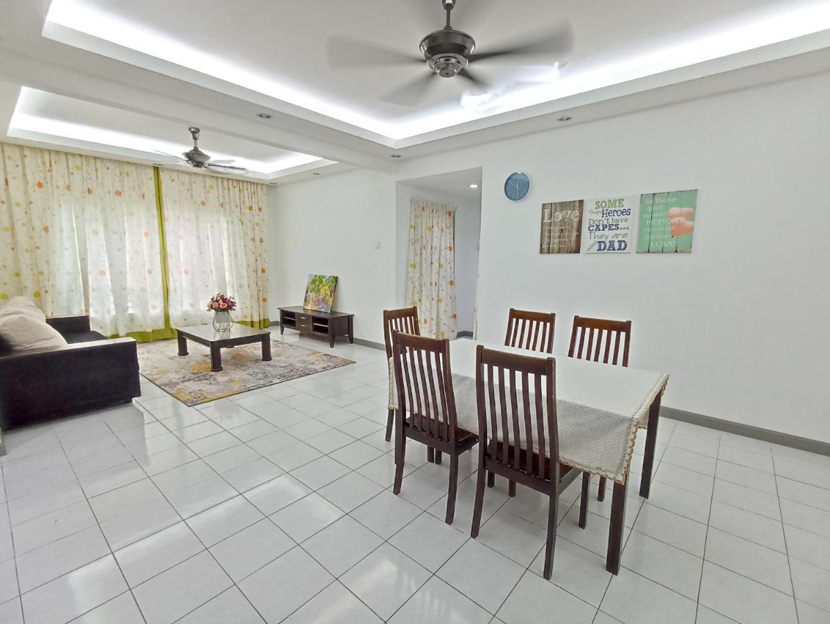 Tropika Homestay Bangi With 3 Bedrooms Kajang Bagian luar foto