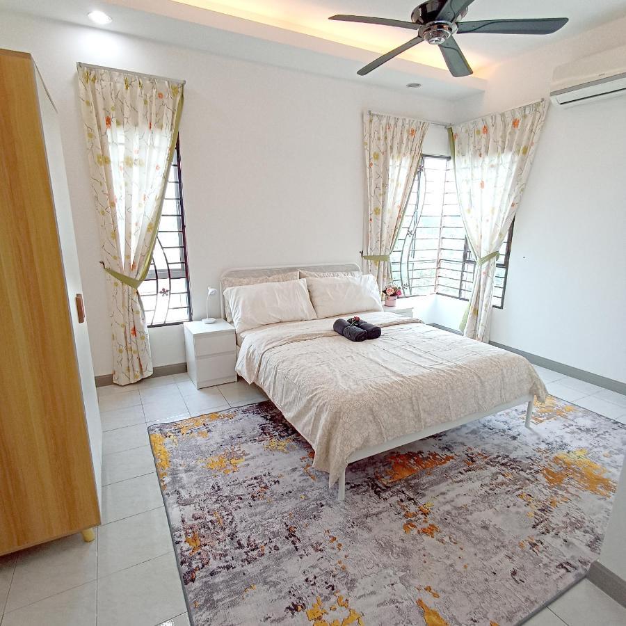 Tropika Homestay Bangi With 3 Bedrooms Kajang Bagian luar foto