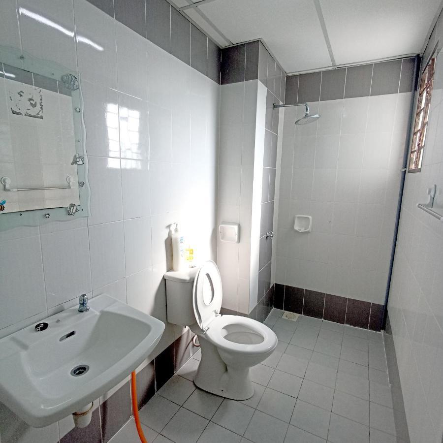 Tropika Homestay Bangi With 3 Bedrooms Kajang Bagian luar foto