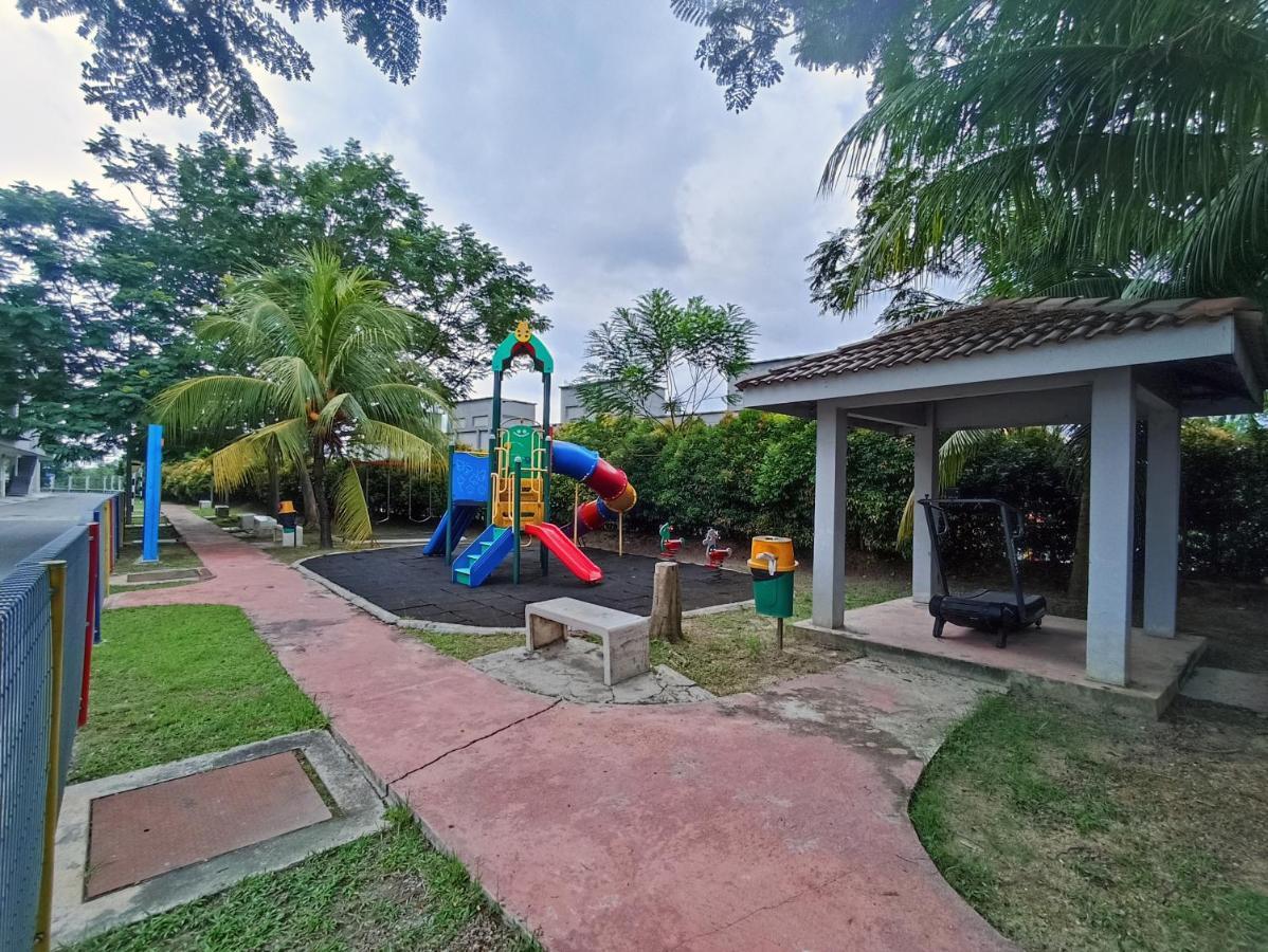 Tropika Homestay Bangi With 3 Bedrooms Kajang Bagian luar foto