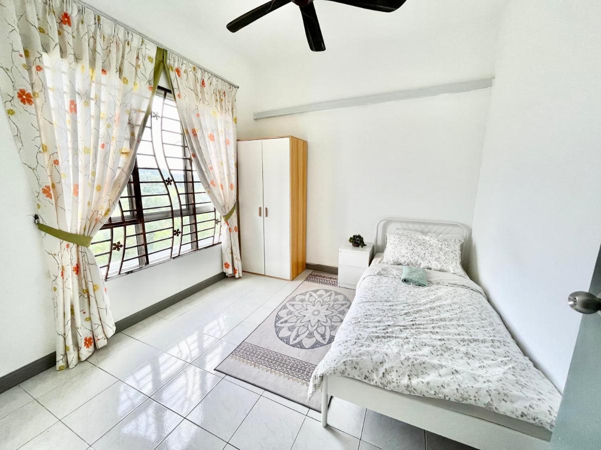 Tropika Homestay Bangi With 3 Bedrooms Kajang Bagian luar foto