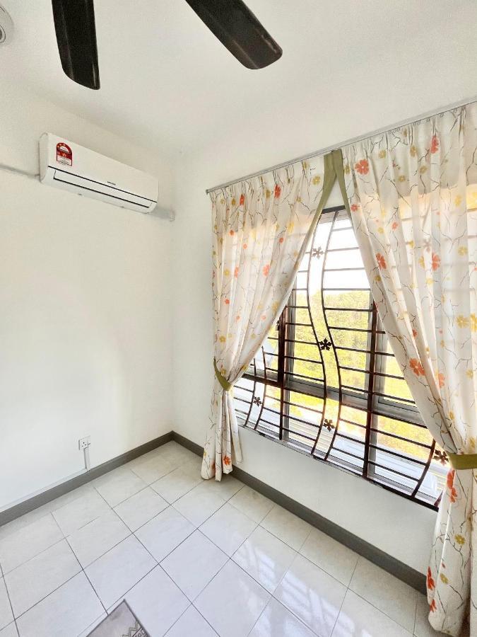 Tropika Homestay Bangi With 3 Bedrooms Kajang Bagian luar foto