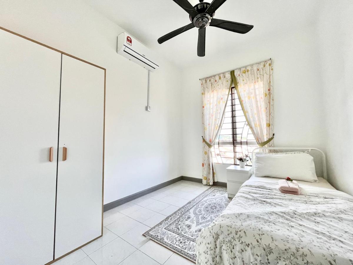 Tropika Homestay Bangi With 3 Bedrooms Kajang Bagian luar foto